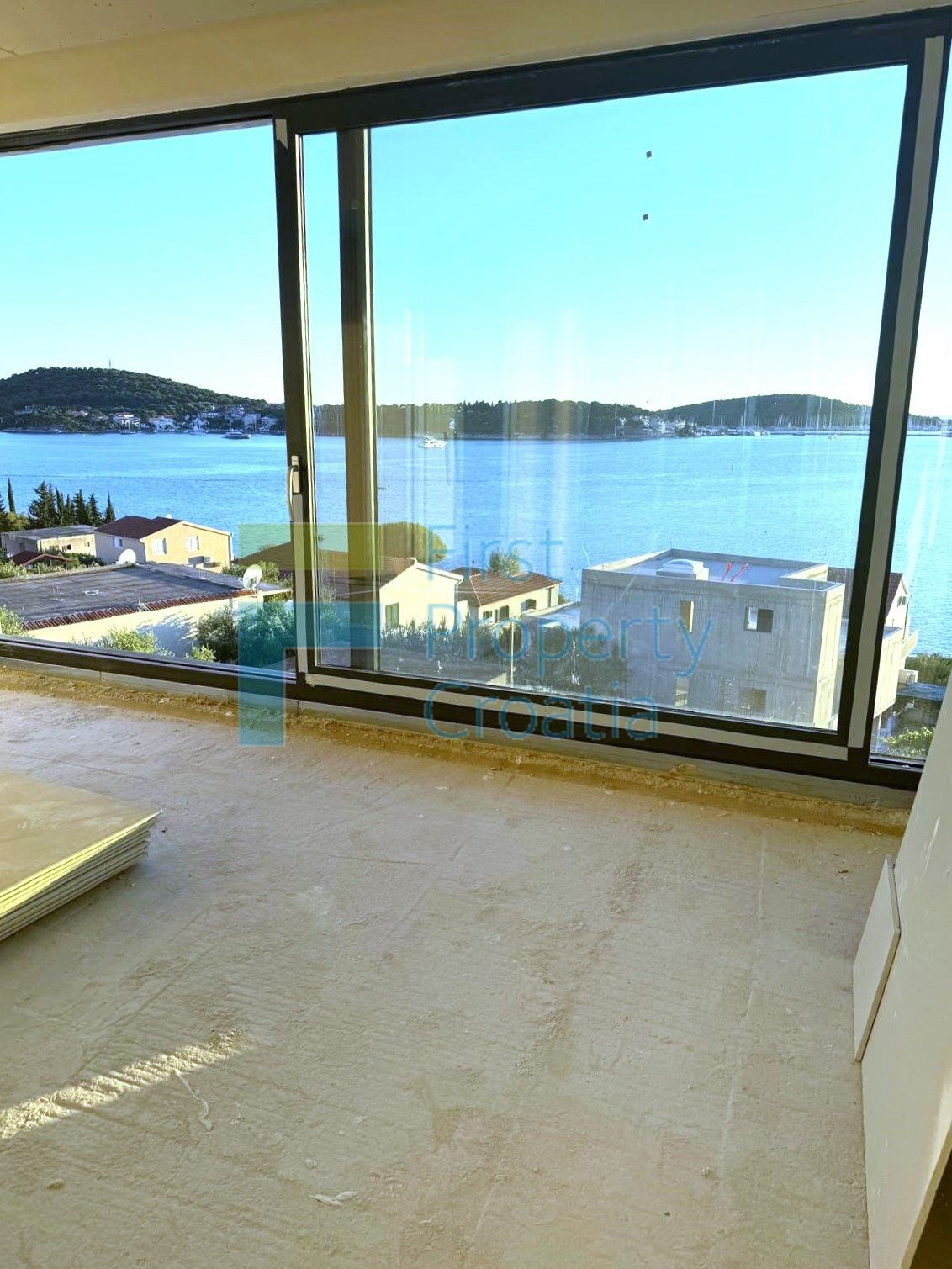 RG1728 - Vile s panoramskim pogledom, okolica Rogoznice, na prodaju