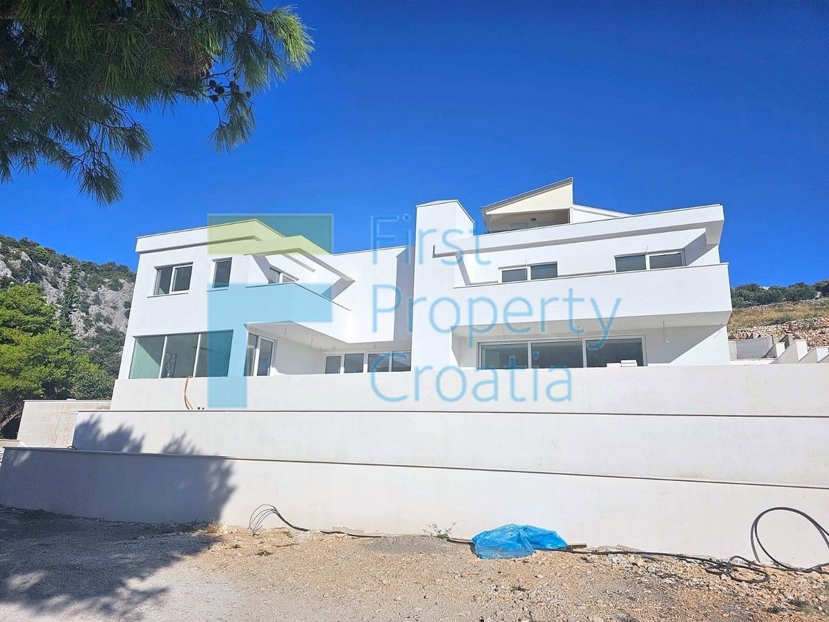 TG1619 - Vila uz more smještena u uvali, okolica Trogira, na prodaju