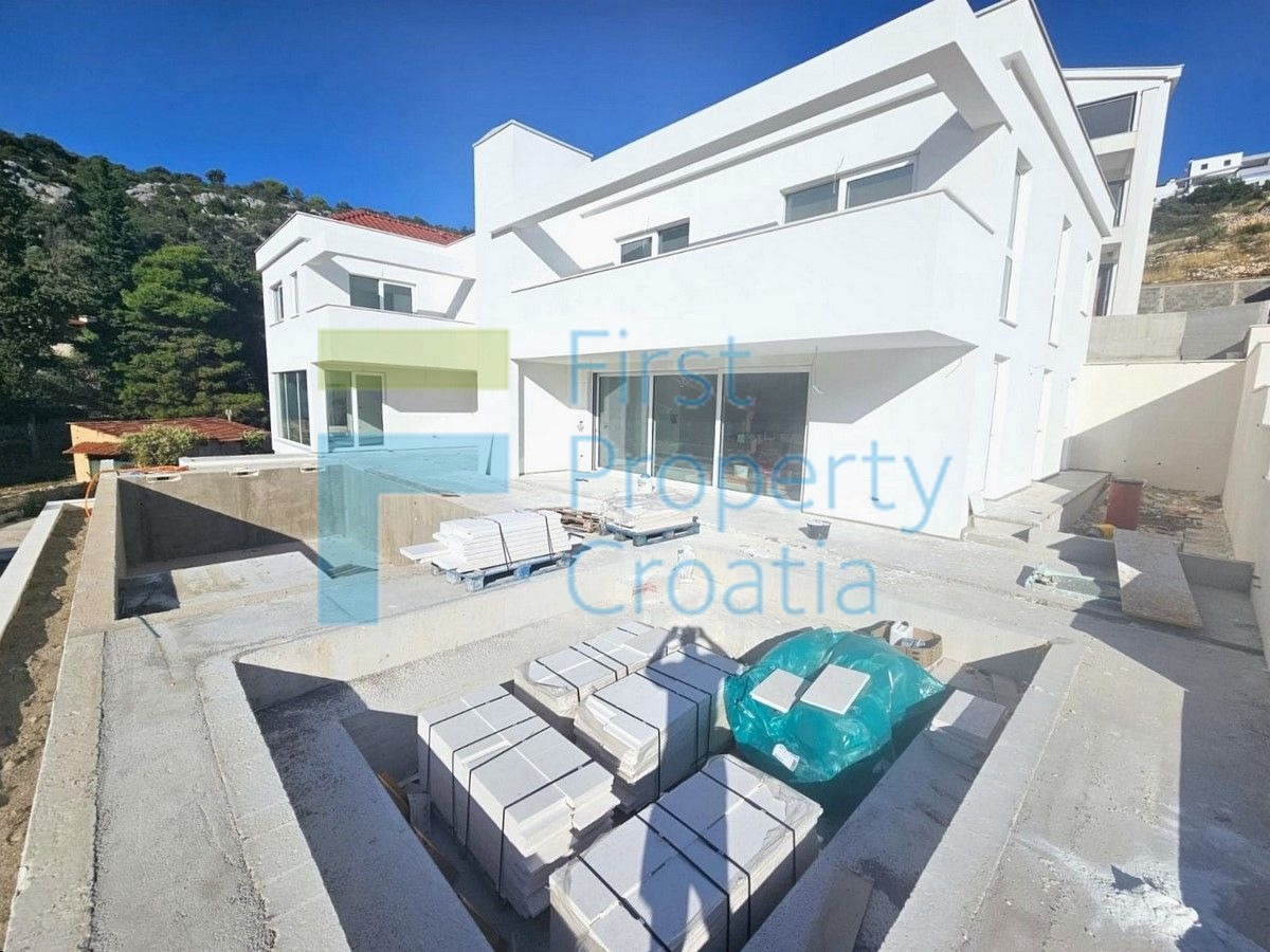 TG1619 - Vila uz more smještena u uvali, okolica Trogira, na prodaju