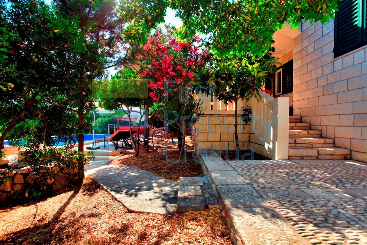 KO1629 - Kamena vila smještena tik uz more, Korčula, na prodaju