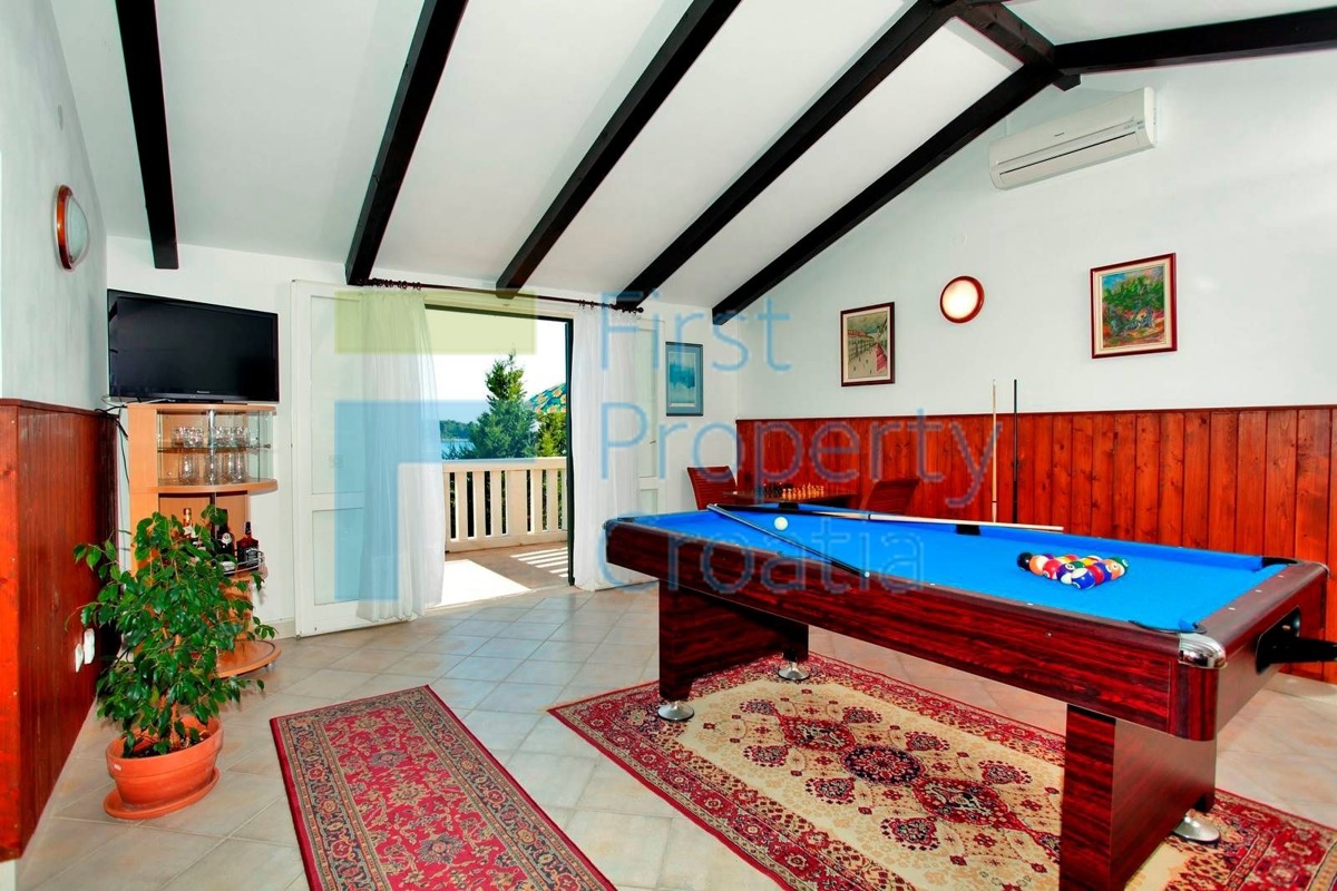 KO1629 - Kamena vila smještena tik uz more, Korčula, na prodaju