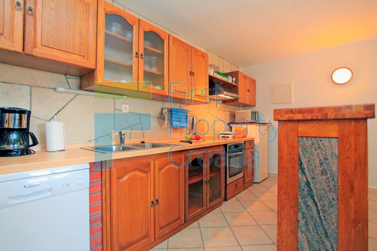 KO1629 - Kamena vila smještena tik uz more, Korčula, na prodaju