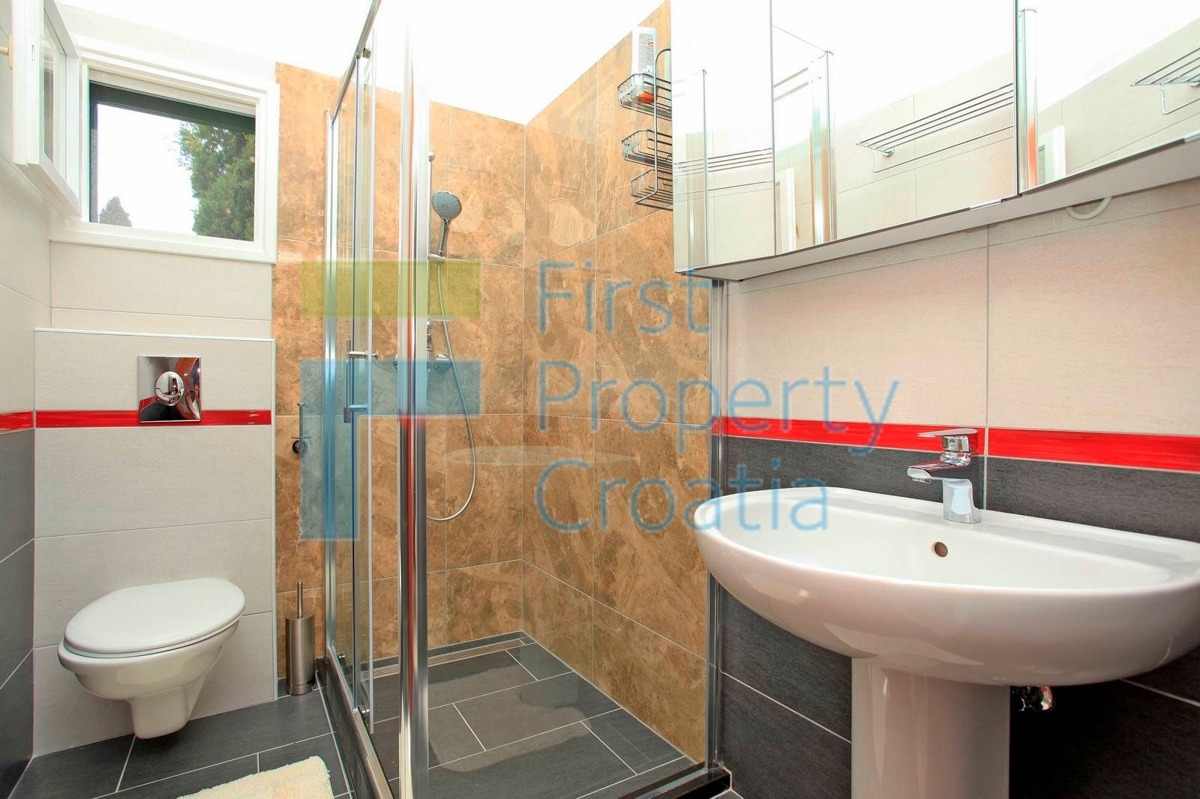 KO1629 - Kamena vila smještena tik uz more, Korčula, na prodaju