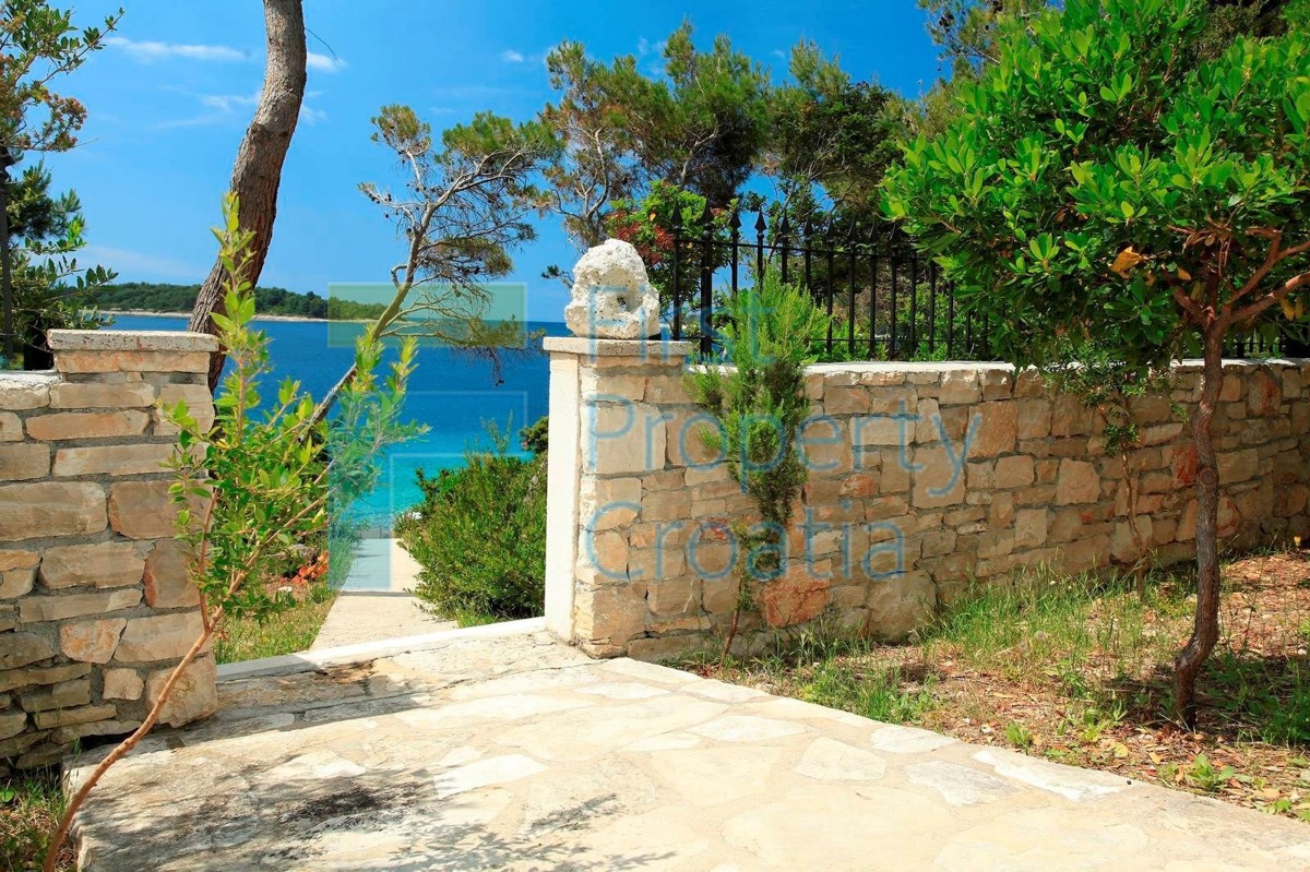 KO1629 - Kamena vila smještena tik uz more, Korčula, na prodaju