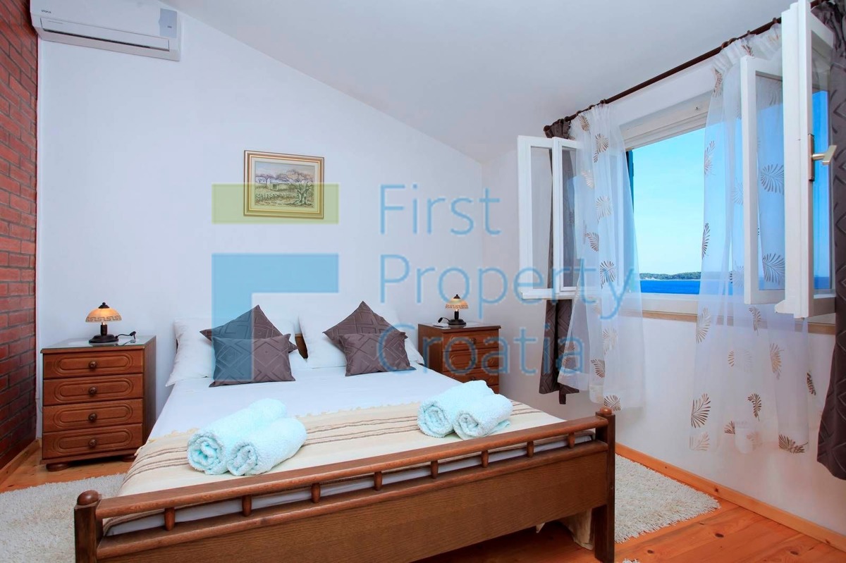 KO1629 - Kamena vila smještena tik uz more, Korčula, na prodaju