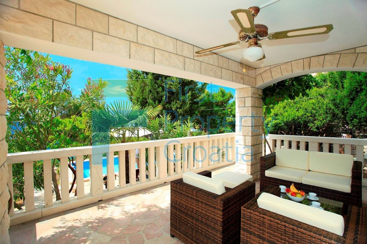 KO1629 - Kamena vila smještena tik uz more, Korčula, na prodaju