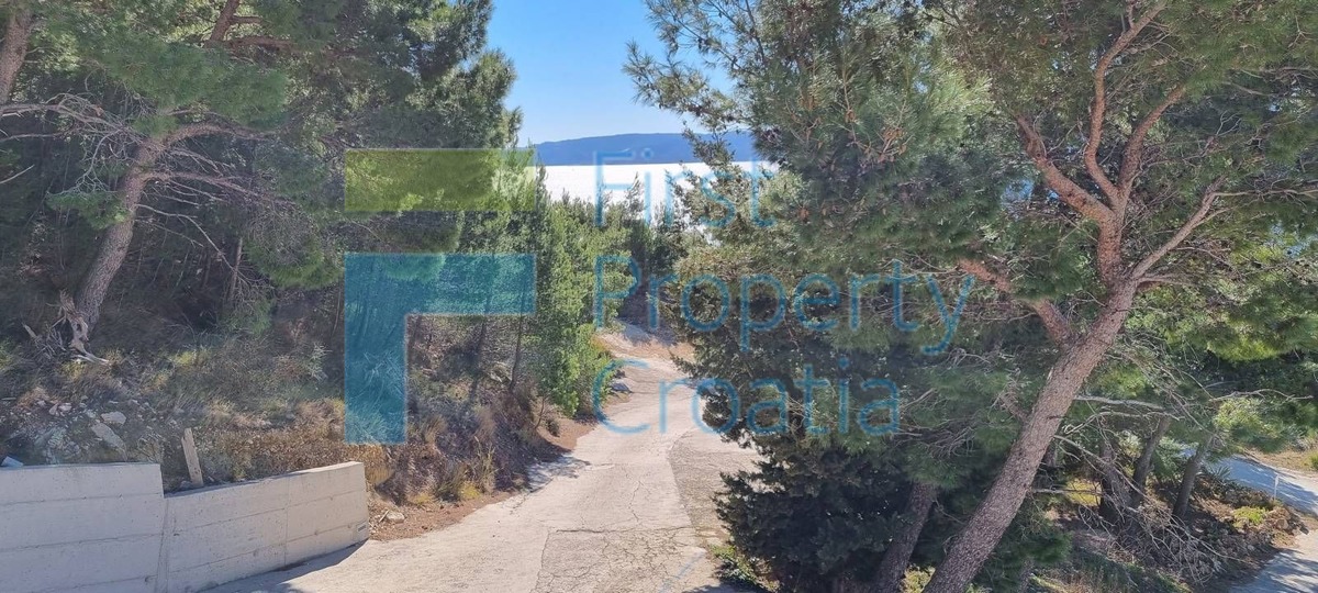 OM0961 - Građevinska zemljišta 250m od mora, okolica Omiša, na prodaju