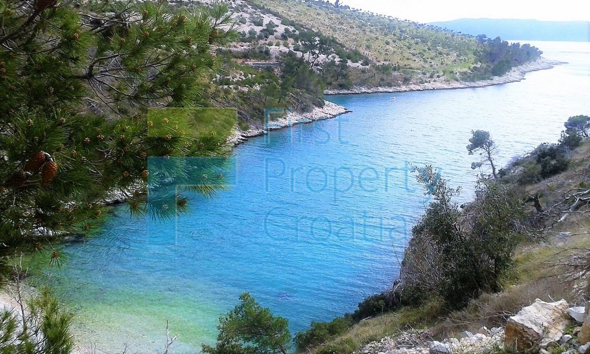 BR1489 - Dvije vile na velikim parcelama u uvali, Brač, na prodaju