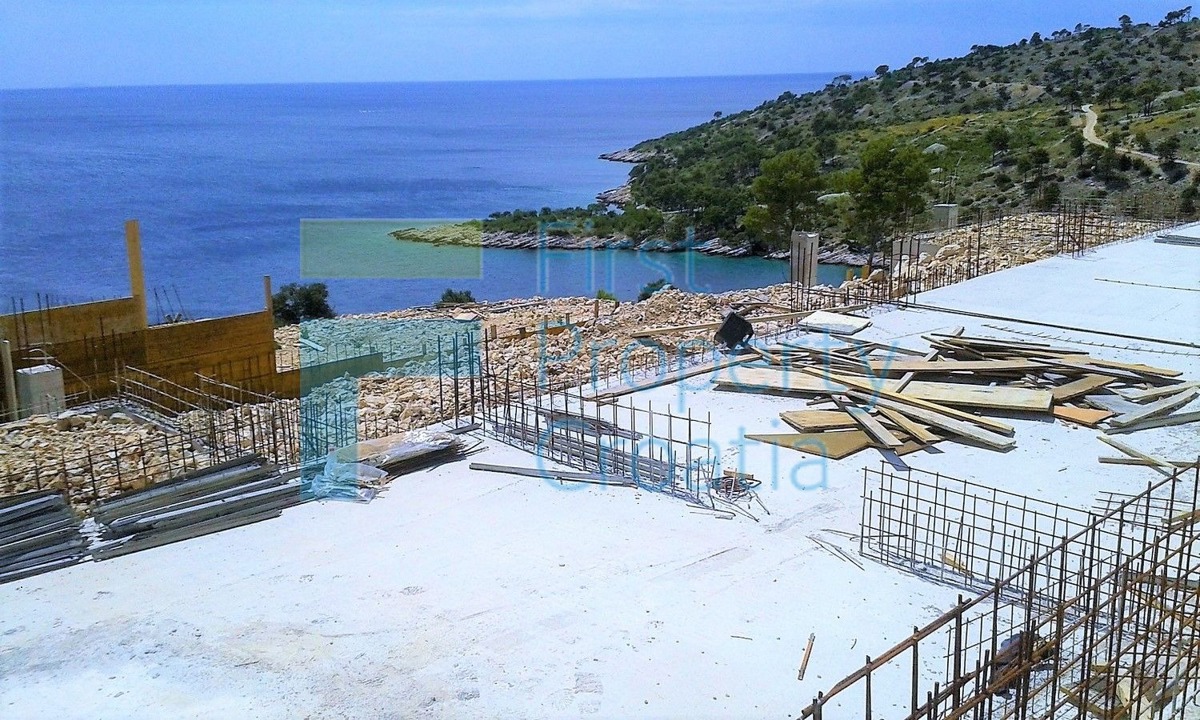 BR1489 - Dvije vile na velikim parcelama u uvali, Brač, na prodaju