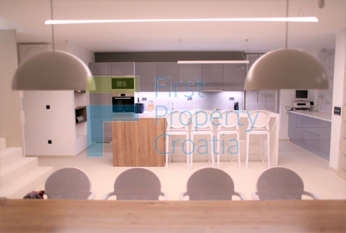 BR0835 - Moderna vila na odličnoj lokaciji, Brač, na prodaju