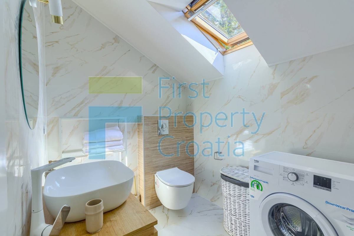 BR1661 - Kuća u malom selu s autentičnim ugođajem, Brač, na prodaju