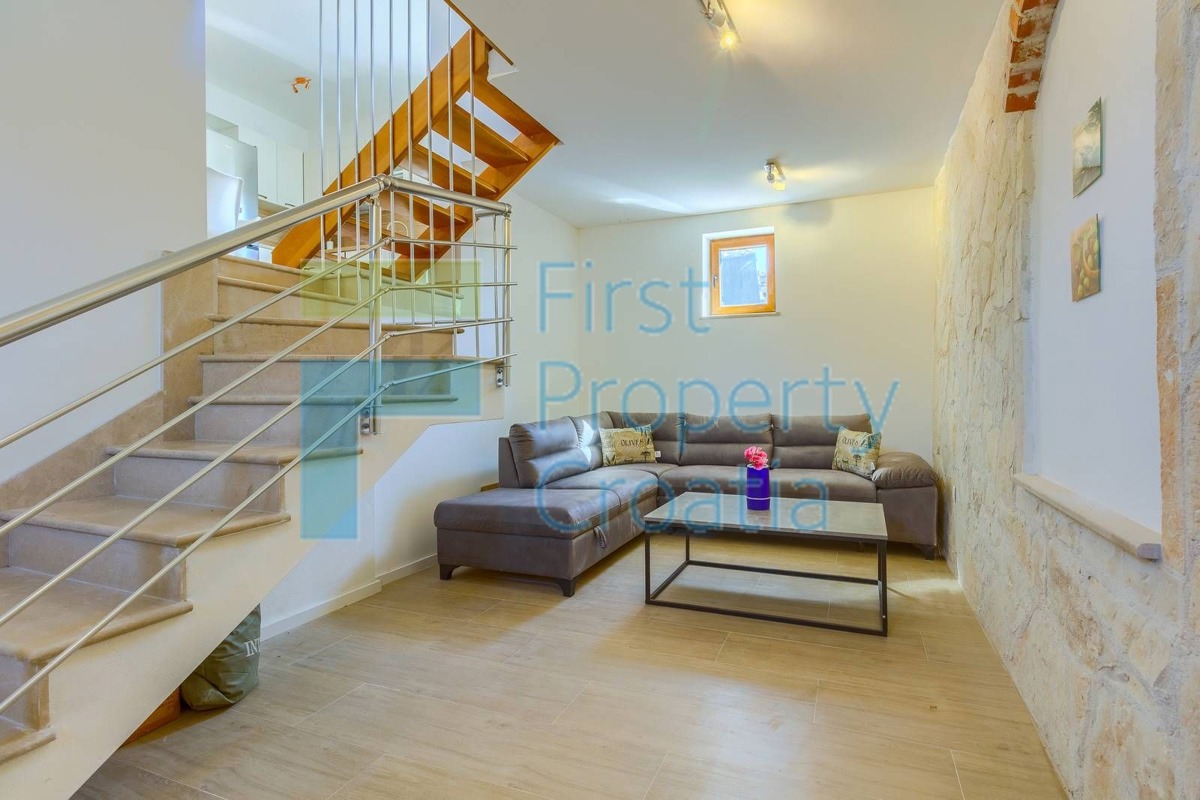 BR1661 - Kuća u malom selu s autentičnim ugođajem, Brač, na prodaju