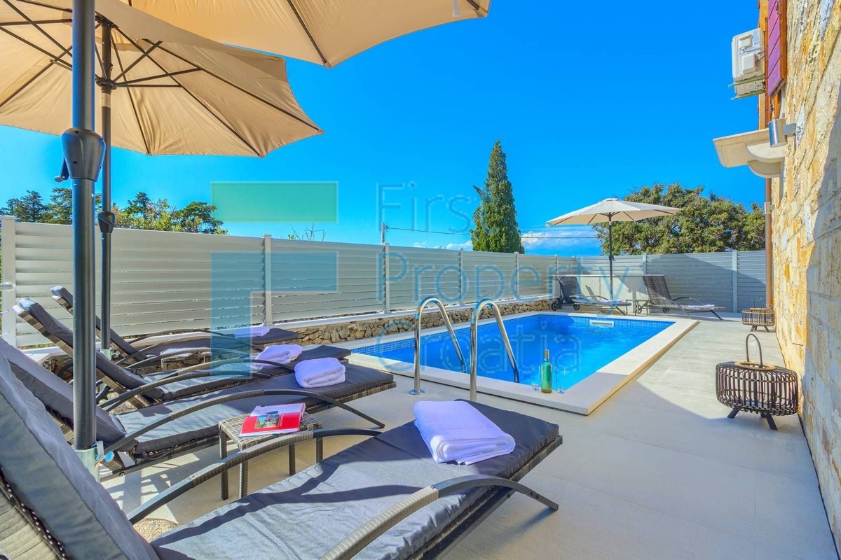 BR1661 - Kuća u malom selu s autentičnim ugođajem, Brač, na prodaju