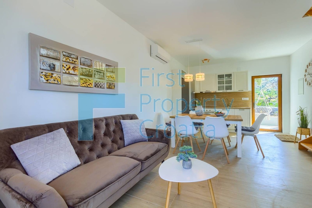 BR1661 - Kuća u malom selu s autentičnim ugođajem, Brač, na prodaju