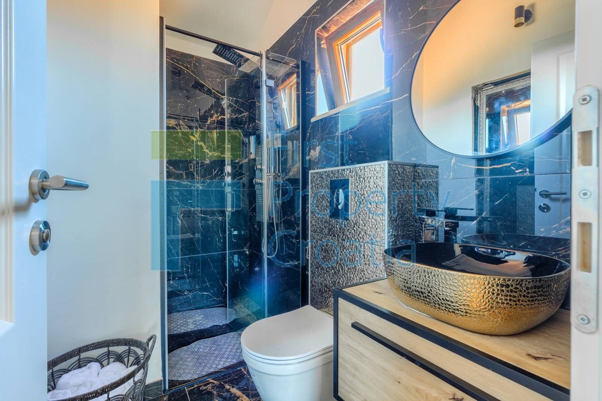 BR1661 - Kuća u malom selu s autentičnim ugođajem, Brač, na prodaju