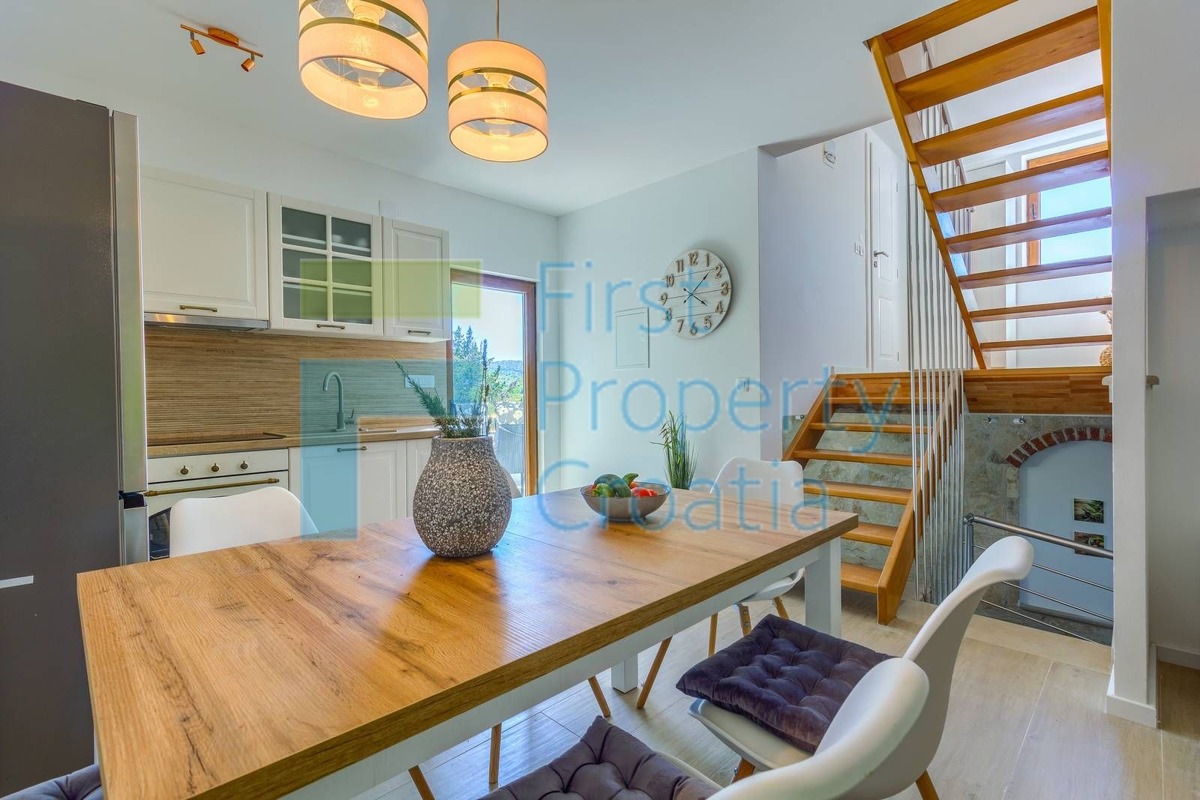 BR1661 - Kuća u malom selu s autentičnim ugođajem, Brač, na prodaju