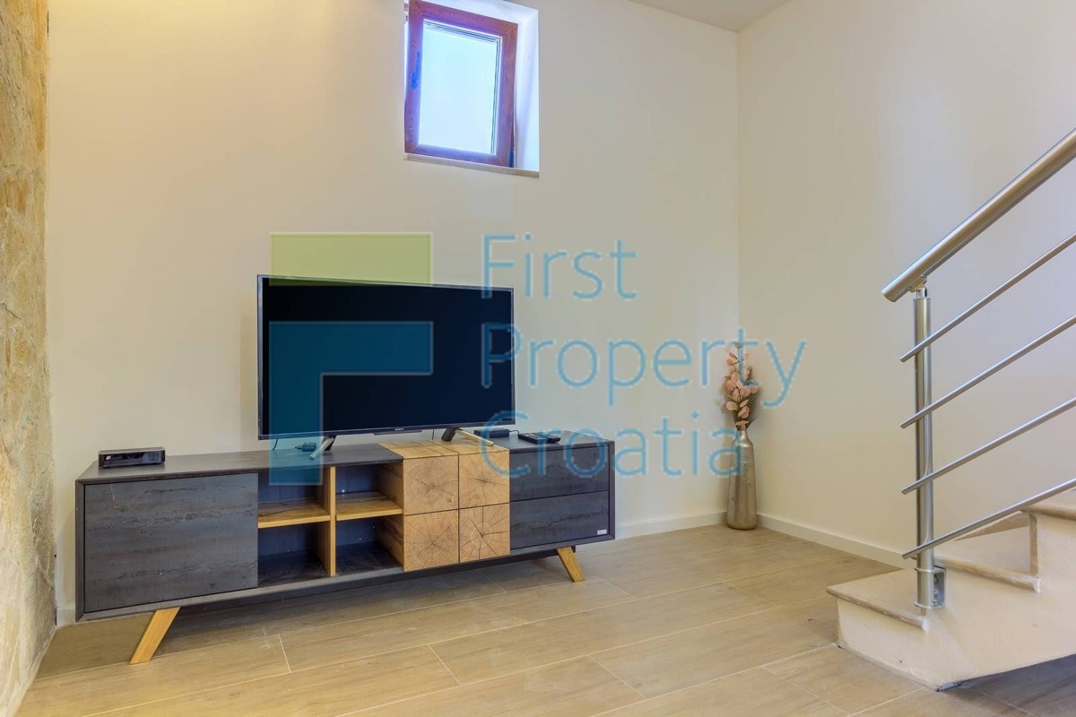 BR1661 - Kuća u malom selu s autentičnim ugođajem, Brač, na prodaju