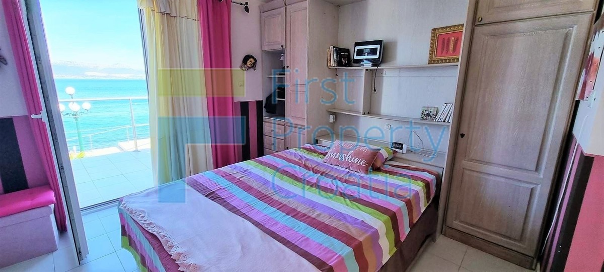 TG1646 - Vila u prvom redu i iznad šljunčane plaže, Čiovo, na prodaju