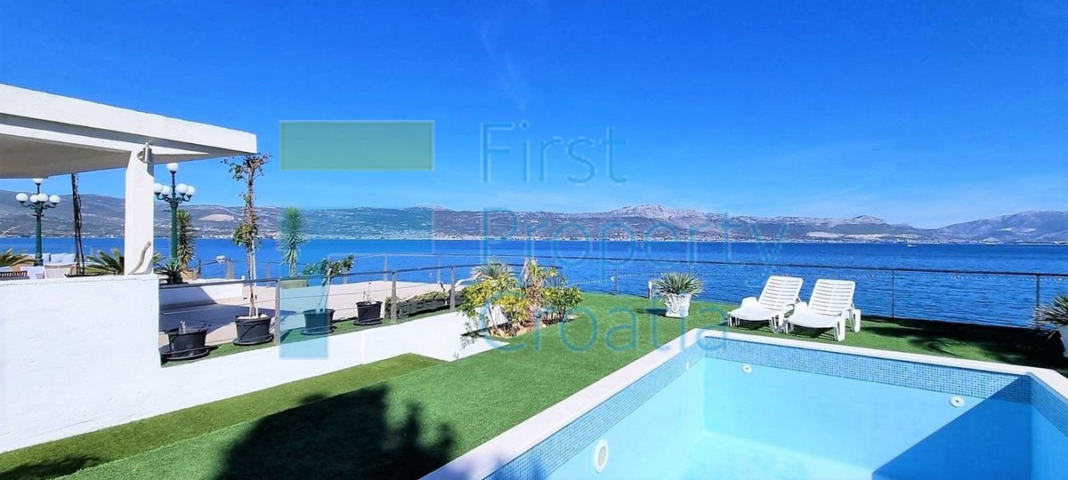 TG1646 - Vila u prvom redu i iznad šljunčane plaže, Čiovo, na prodaju