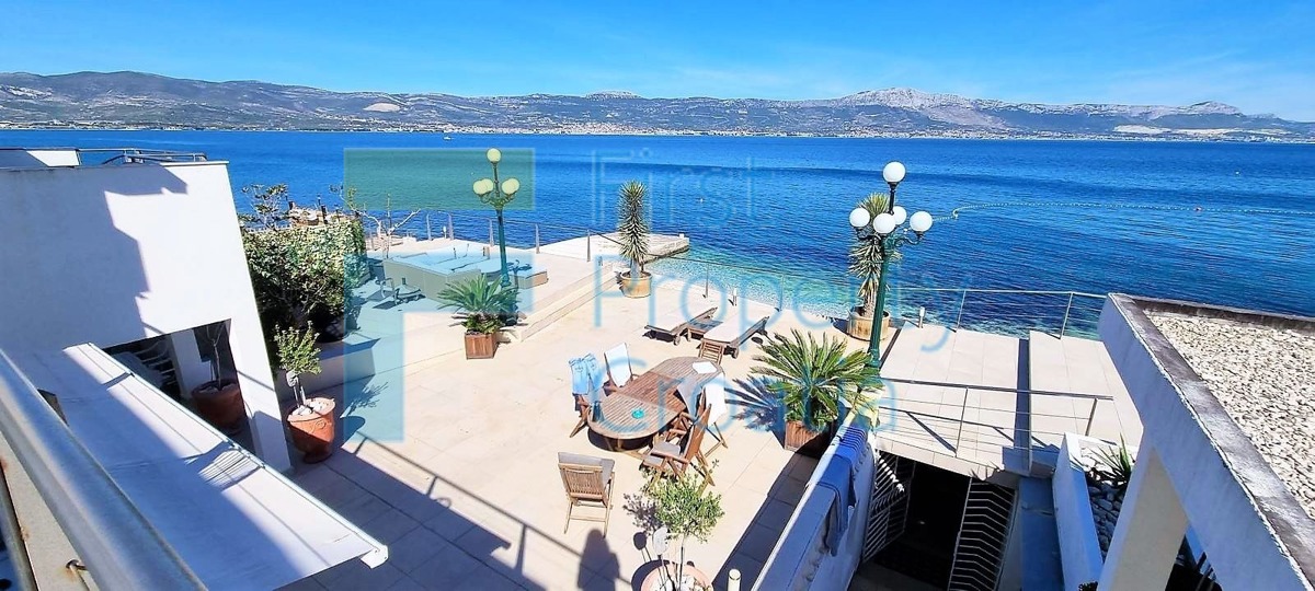 TG1646 - Vila u prvom redu i iznad šljunčane plaže, Čiovo, na prodaju