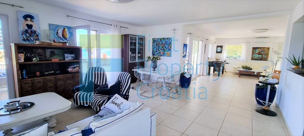 TG1646 - Vila u prvom redu i iznad šljunčane plaže, Čiovo, na prodaju