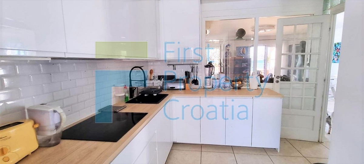 TG1646 - Vila u prvom redu i iznad šljunčane plaže, Čiovo, na prodaju