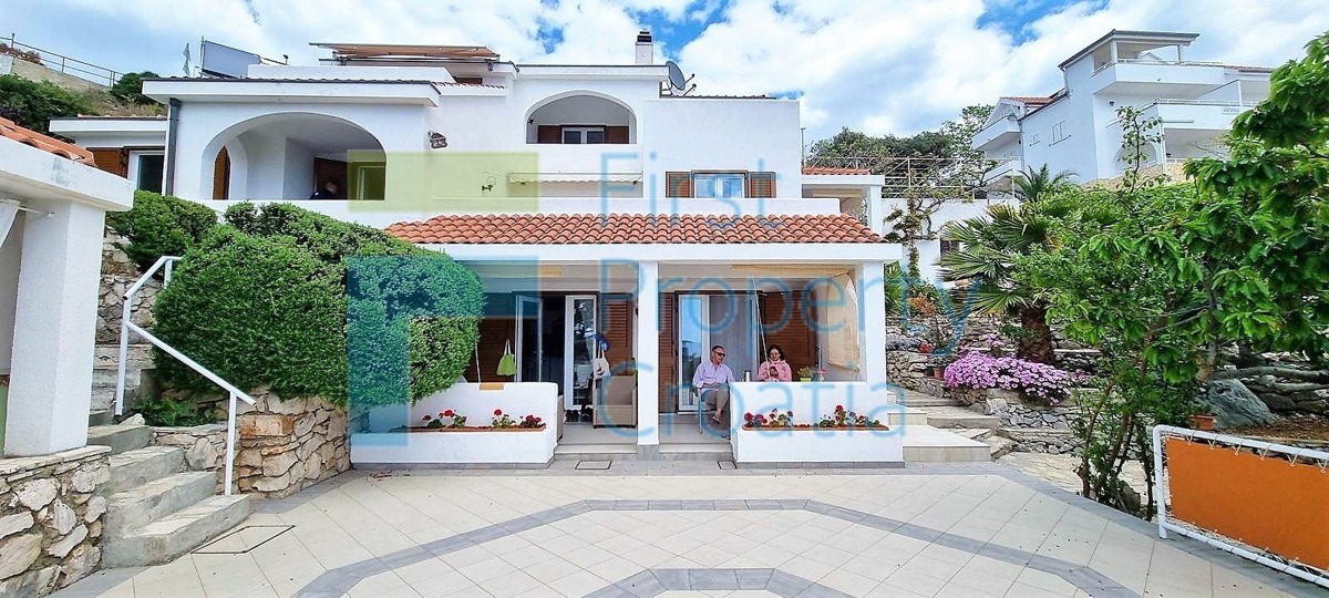 SI1586 - Prostrana apartmanska kuća 30m od mora, Primošten, na prodaju