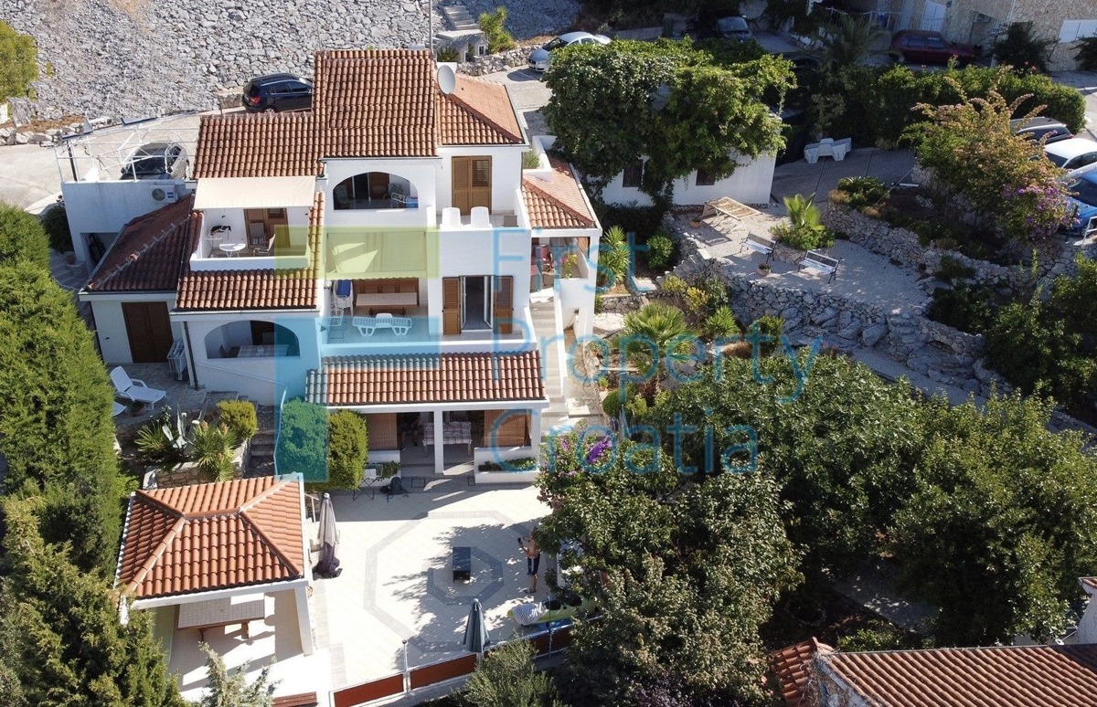SI1586 - Prostrana apartmanska kuća 30m od mora, Primošten, na prodaju