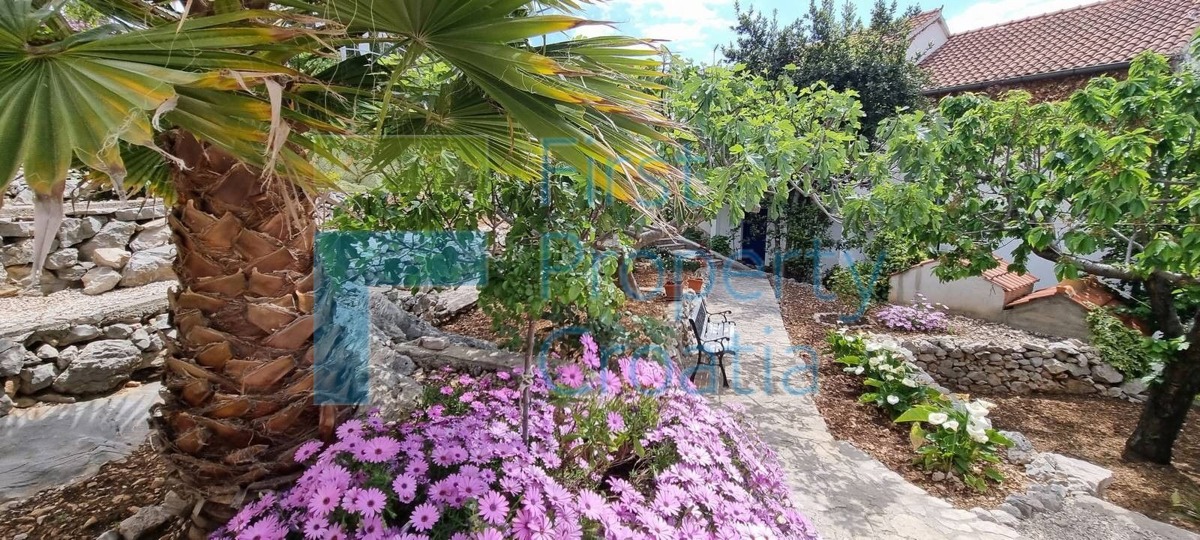 SI1586 - Prostrana apartmanska kuća 30m od mora, Primošten, na prodaju