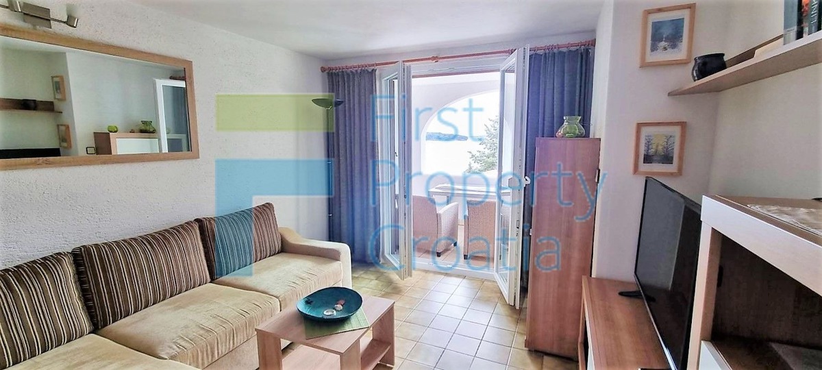 SI1586 - Prostrana apartmanska kuća 30m od mora, Primošten, na prodaju