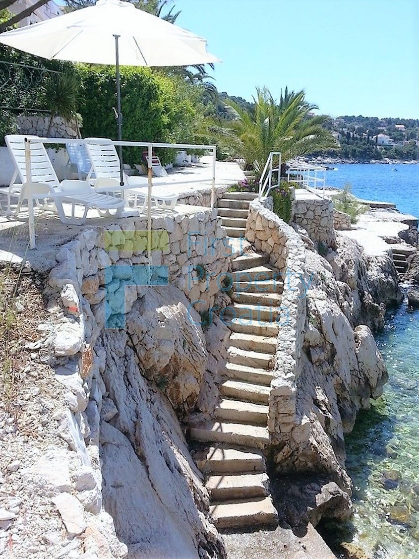 SI1586 - Prostrana apartmanska kuća 30m od mora, Primošten, na prodaju