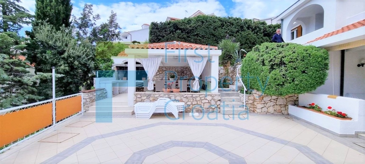 SI1586 - Prostrana apartmanska kuća 30m od mora, Primošten, na prodaju