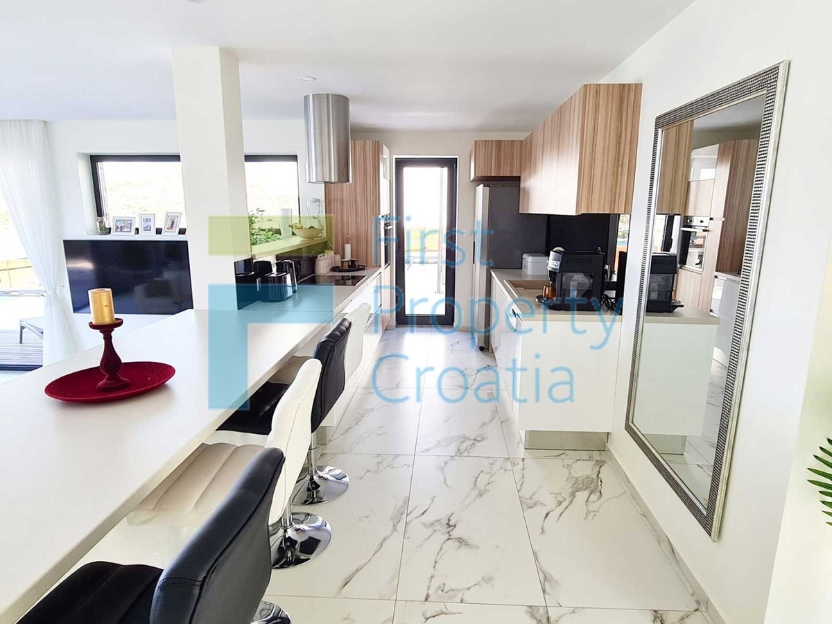 RG1580 - Luksuzne vile s pogledom, okolica Rogoznice, na prodaju