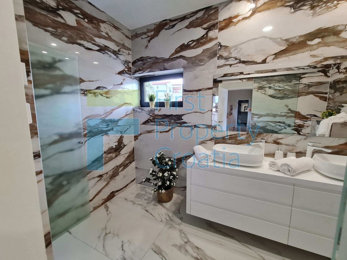 RG1580 - Luksuzne vile s pogledom, okolica Rogoznice, na prodaju