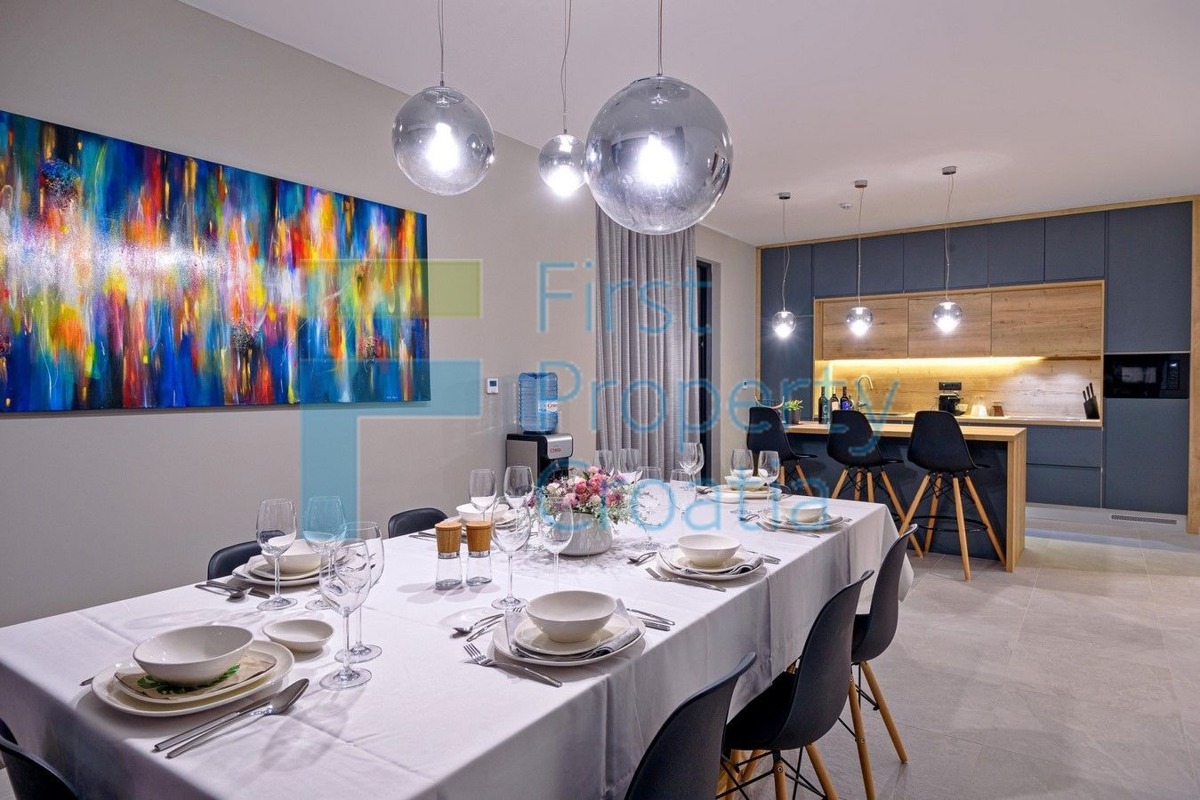 TG1706 - Luksuzna vila s pogledom na more, okolica Trogira, na prodaju