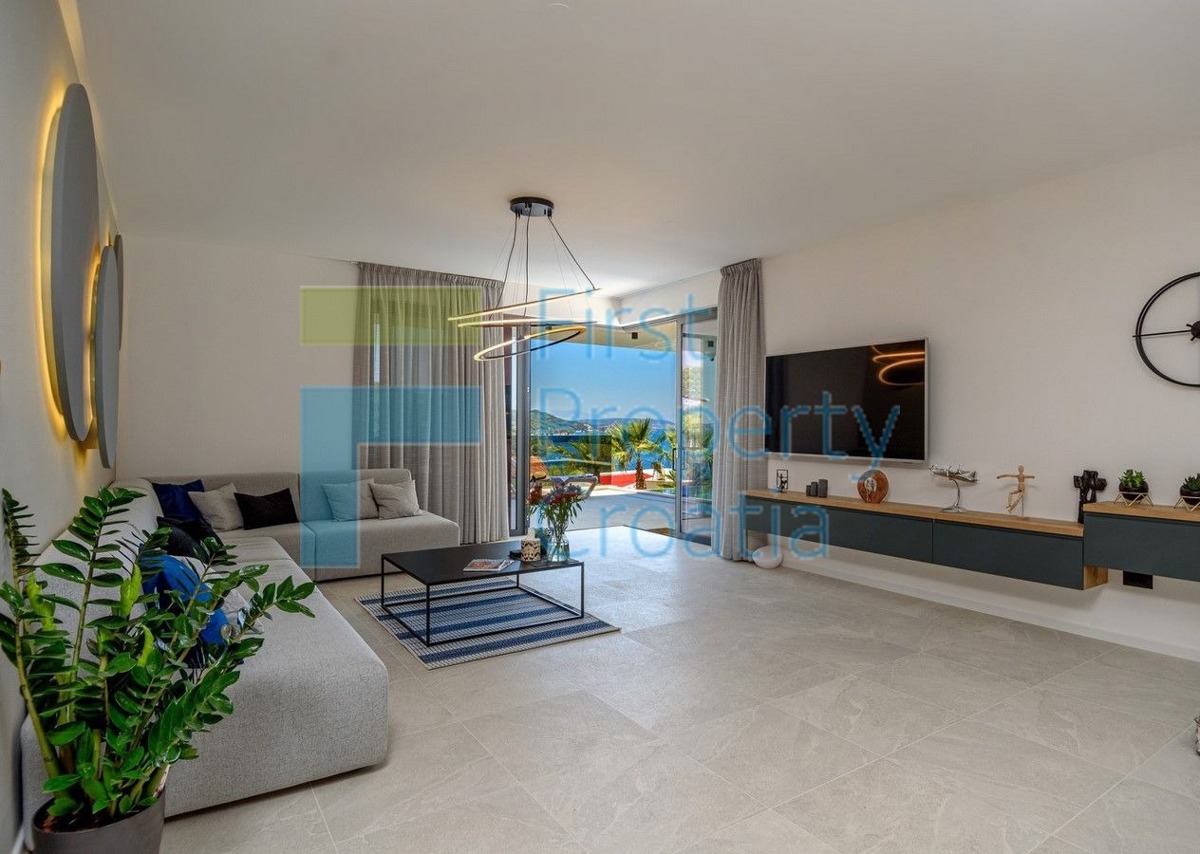 TG1706 - Luksuzna vila s pogledom na more, okolica Trogira, na prodaju