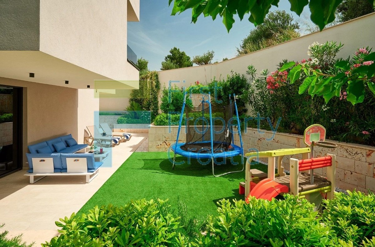 TG1706 - Luksuzna vila s pogledom na more, okolica Trogira, na prodaju