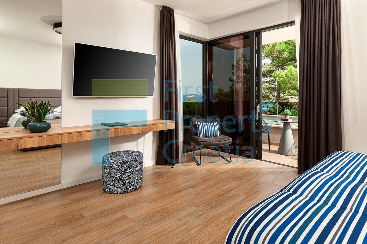 TG1706 - Luksuzna vila s pogledom na more, okolica Trogira, na prodaju