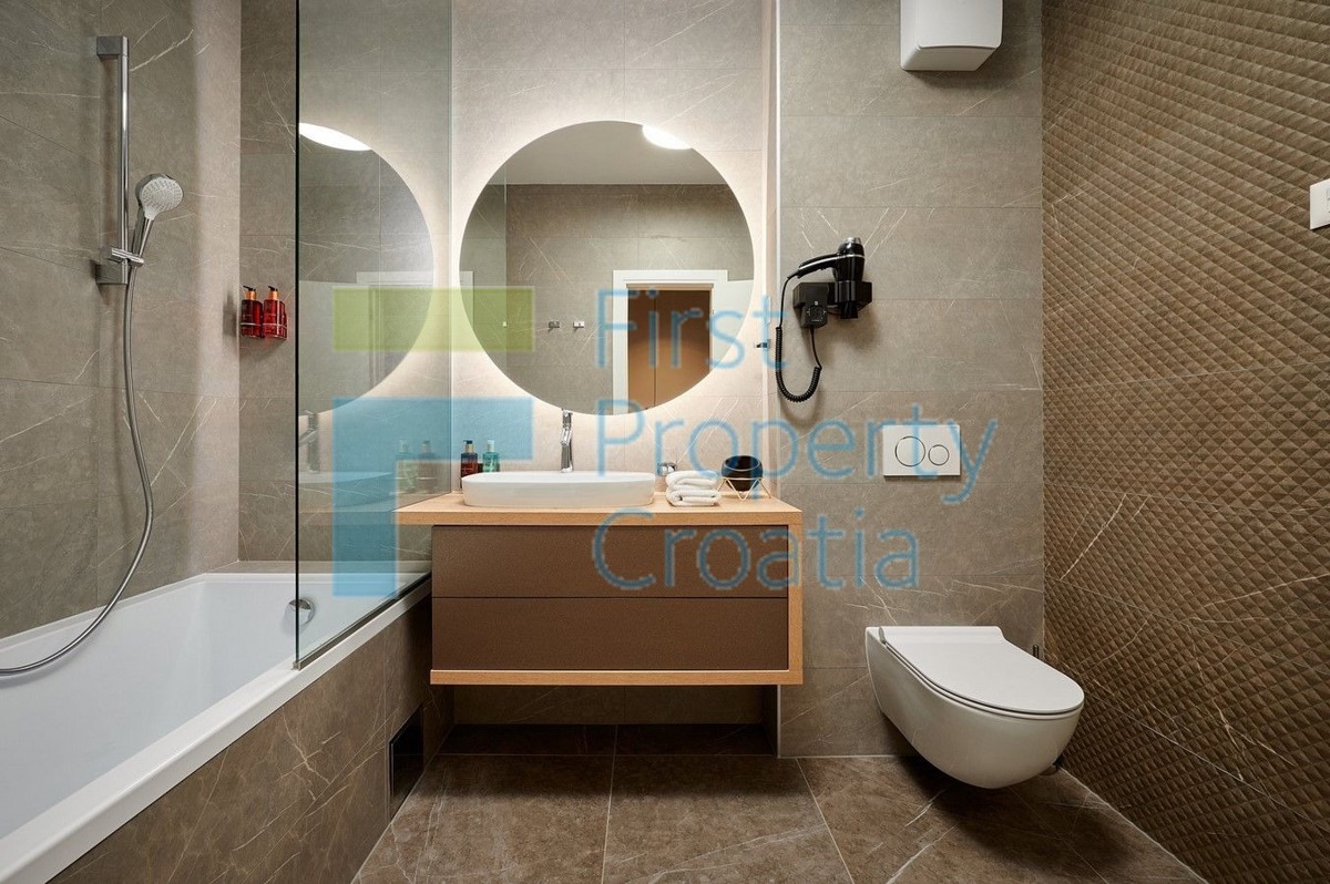 TG1706 - Luksuzna vila s pogledom na more, okolica Trogira, na prodaju