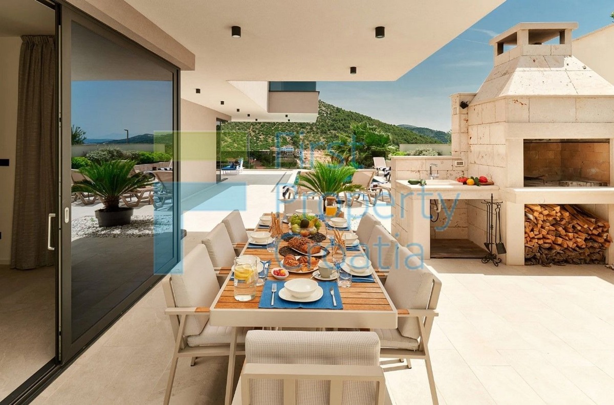 TG1706 - Luksuzna vila s pogledom na more, okolica Trogira, na prodaju