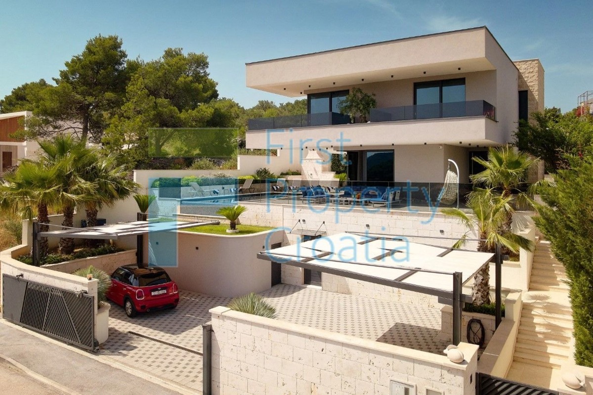 TG1706 - Luksuzna vila s pogledom na more, okolica Trogira, na prodaju