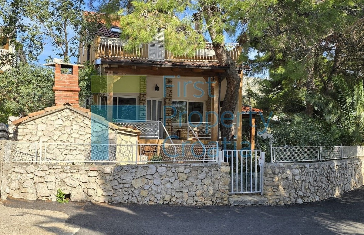 SI1726 - Kuća položena iznad plaže, u blizini Šibenika, na prodaju