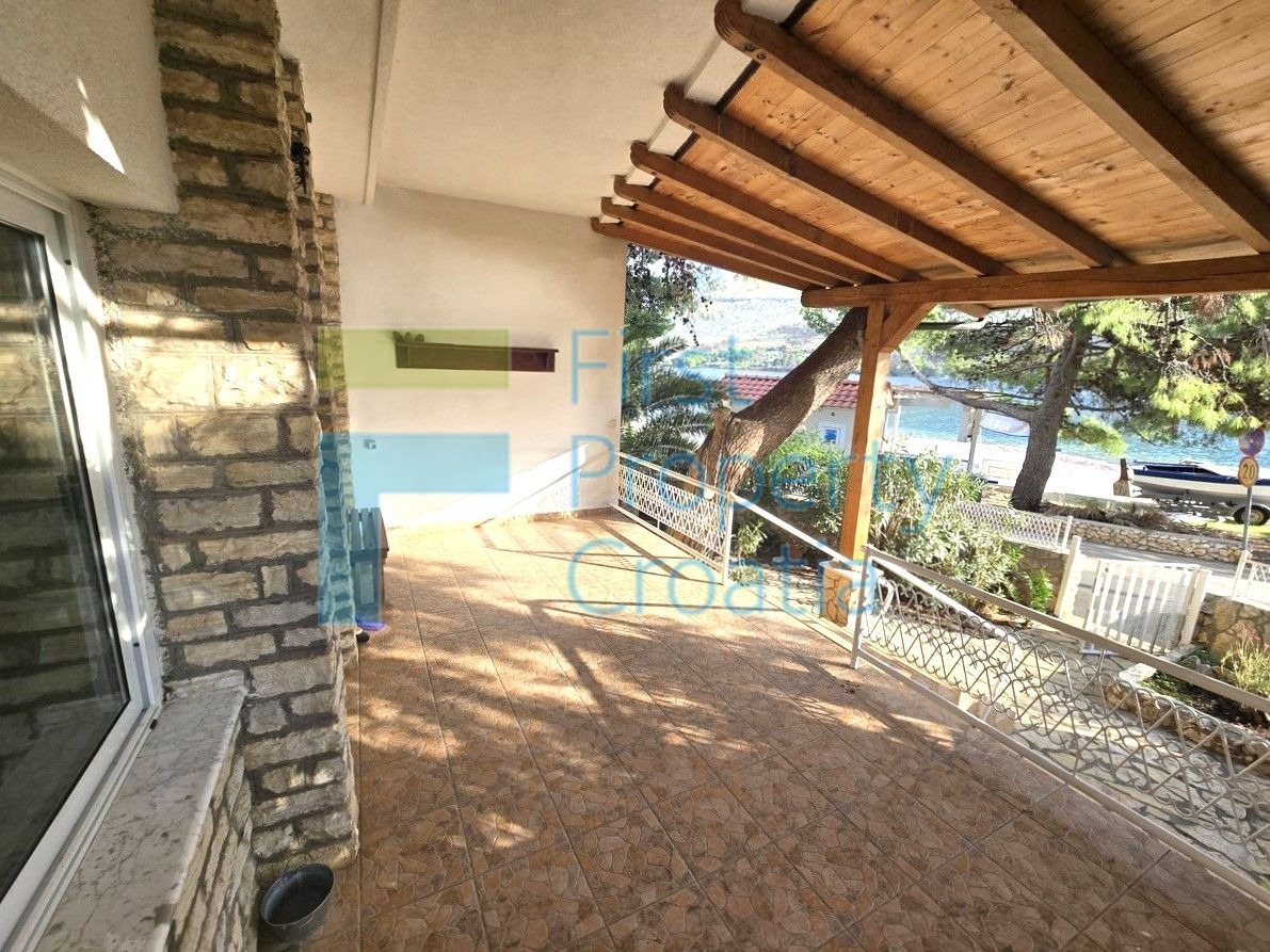 SI1726 - Kuća položena iznad plaže, u blizini Šibenika, na prodaju