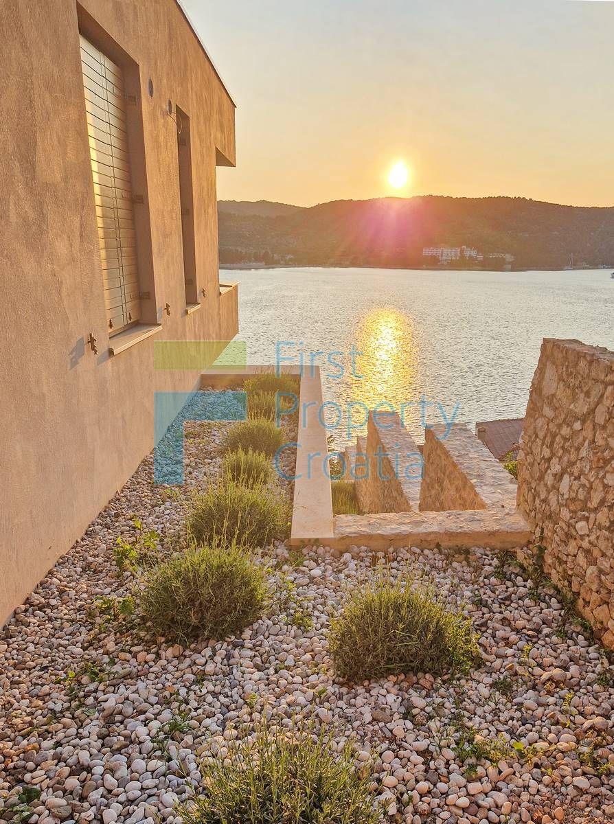 VS1643 – Moderna vila smještena samo 60m od mora, Vis, na prodaju