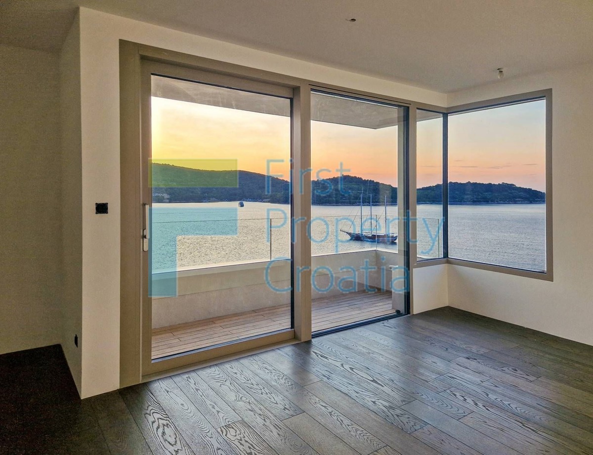 VS1643 – Moderna vila smještena samo 60m od mora, Vis, na prodaju