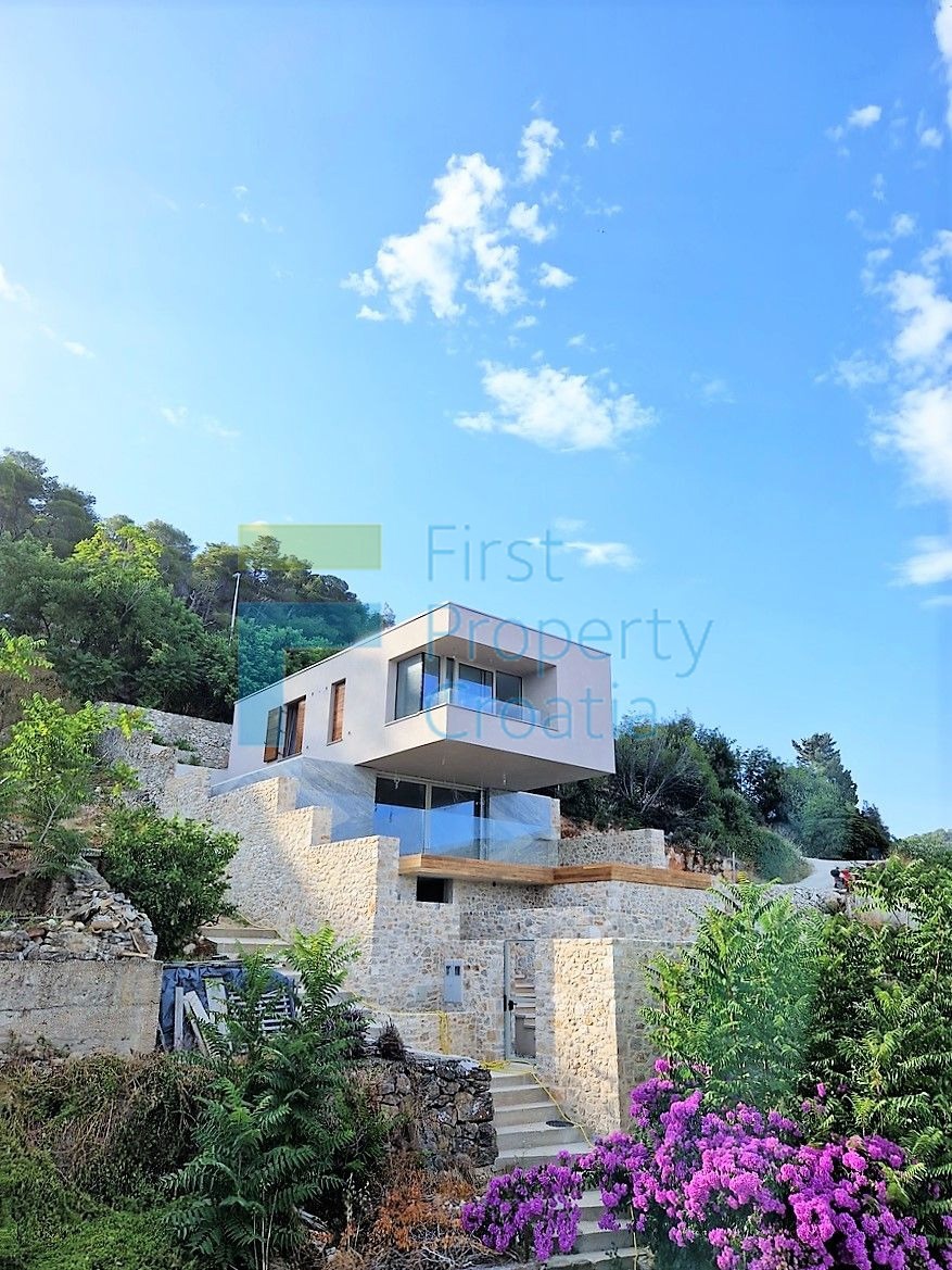 VS1643 – Moderna vila smještena samo 60m od mora, Vis, na prodaju