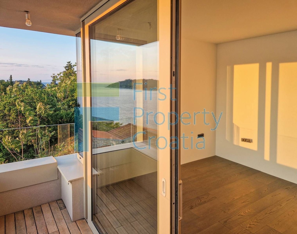 VS1643 – Moderna vila smještena samo 60m od mora, Vis, na prodaju