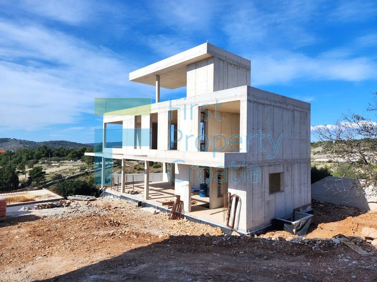 BR1718 - Prostrana vila urbanog dizajna, otok Brač, na prodaju