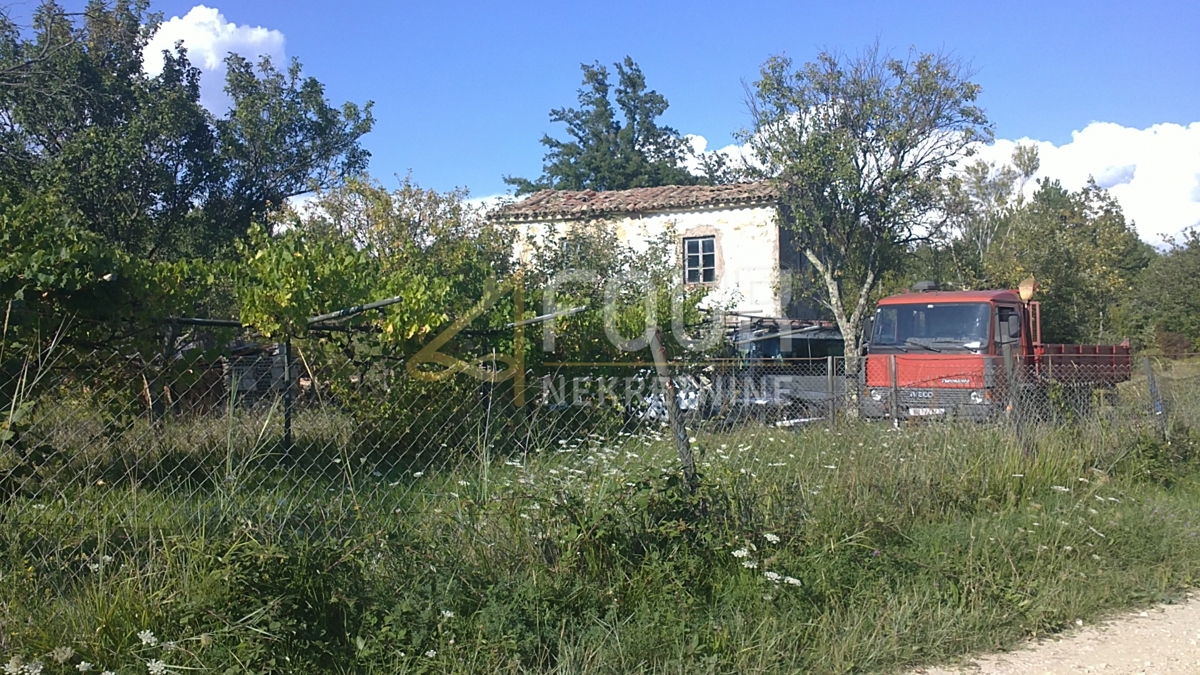 Zemljišče Hum, Buzet, 17.635m2