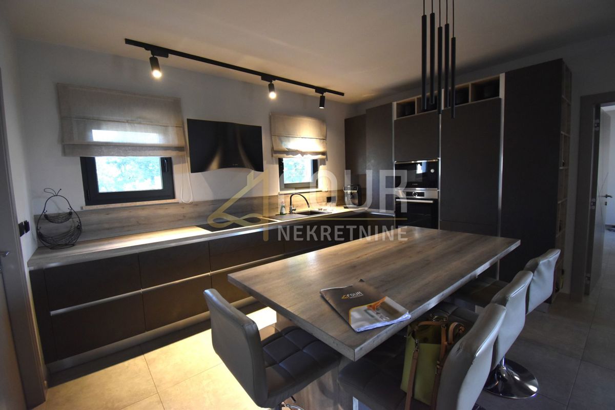 Hiša Vižinada, 270m2